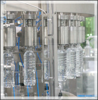 大手飲料機械メーカーSIPA社の最新充填機（HACCPS基準に準拠）を配した製造ライン